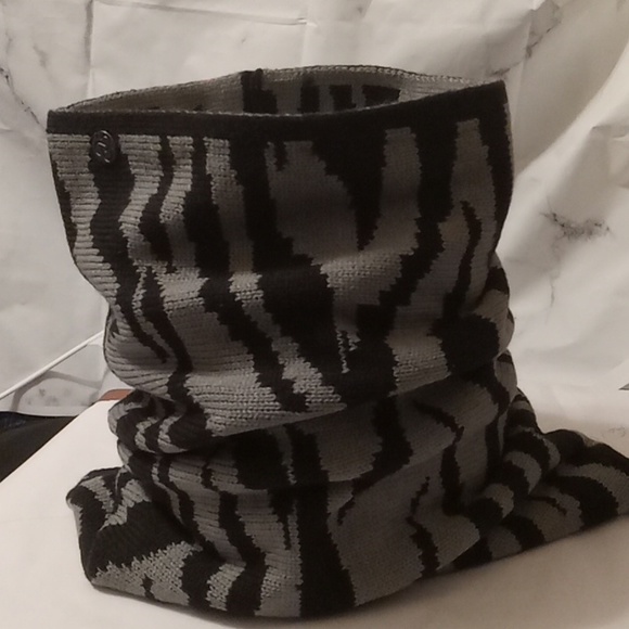 FREE WITH PURCHASE Zella gaiter zebra print neck and face scarf os - Picture 2 of 6